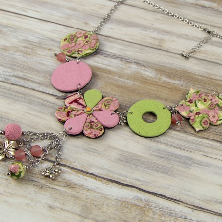 Détail des perles plates et du pendentif original