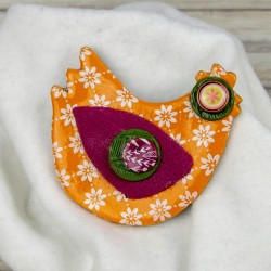 Broche poule funky au design original. Inspirée des années Seventies et faite à la main