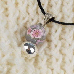 détail du carillon, perles au motifs de fleurs