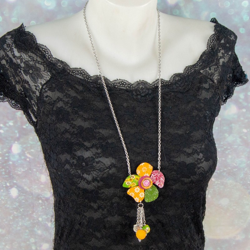 Une fleur éclatante qui illumine votre look avec ses pétales aux motifs et textures uniques Une fleur éclatante qui illumine votre look avec ses pétales aux motifs et textures uniques