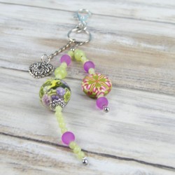 Bijou de sac, vert et violet, perles avec fleur