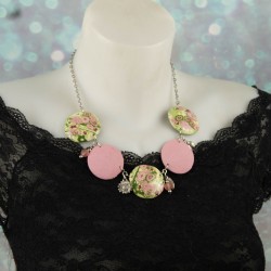 Une touche florale et poétique qui sublime votre décolleté 💐