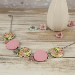 Vue complète du collier, un doux camaïeu entre vert et rose 🍃🌸