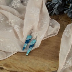Finesse et géométrie – Des boucles comme une ligne de poésie bleue.