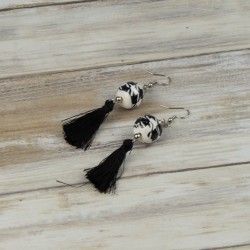 Boucles d'oreilles motif pied de poule, pompon noir.