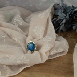 Portée du jour : une touche bleue élégante qui rehausse une tenue simple avec style.