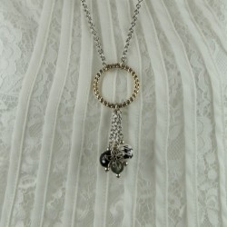 Pendentif Rondo, porté, détail du pendentif et des perles