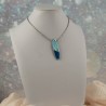 Un collier court et graphique, pour sublimer une encolure en toute simplicité.