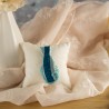 Bleu profond, regard espiègle et touche d’émotion : tout y est pour un bijou qui miaule du style !