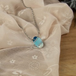 Vue d'ensemble du pendentif mettant en valeur ses nuances de bleu.