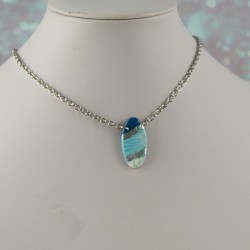 Le collier porté, illustrant sa discrétion et son élégance.