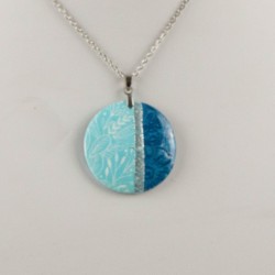 Présentation des pendentifs dans un écrin, prêt à offrir ou à s'offrir.