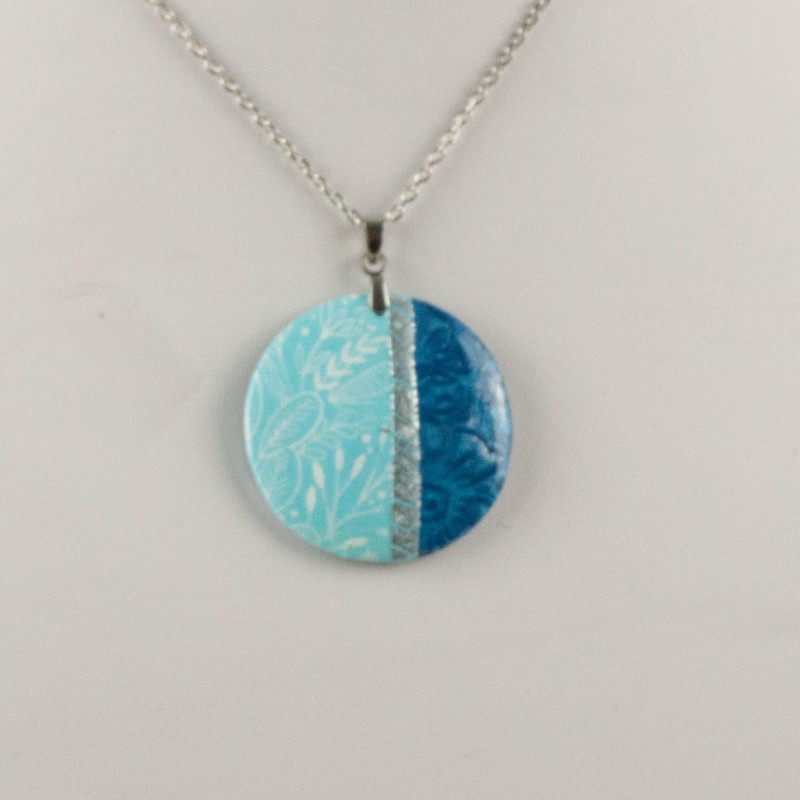 Présentation des pendentifs dans un écrin, prêt à offrir ou à s'offrir. Présentation des pendentifs dans un écrin, prêt à offrir ou à s'offrir.