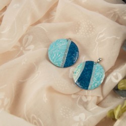 Vue d'ensemble des deux pendentifs, mettant en valeur leurs différences subtiles.