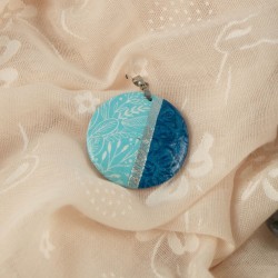Zoom sur les détails des motifs et textures uniques de chaque pendentif