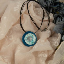 Ensemble : associez-le aux boucles d'oreilles de la collection pour une parure harmonieuse.