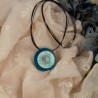 Ensemble : associez-le aux boucles d'oreilles de la collection pour une parure harmonieuse.
