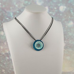 Porté : le pendentif apporte une touche moderne à une tenue décontractée.