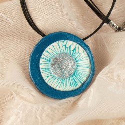 Vue rapprochée : détails des motifs et textures des trois cercles superposés.