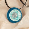 Vue rapprochée : détails des motifs et textures des trois cercles superposés.