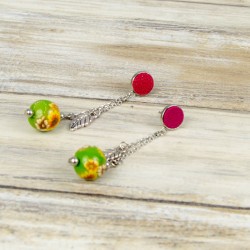 un cabochon texturé couleur bordeaux, profond et lumineux.