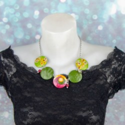 Des fleurs façon millefiori et des textures subtiles pour un style unique.