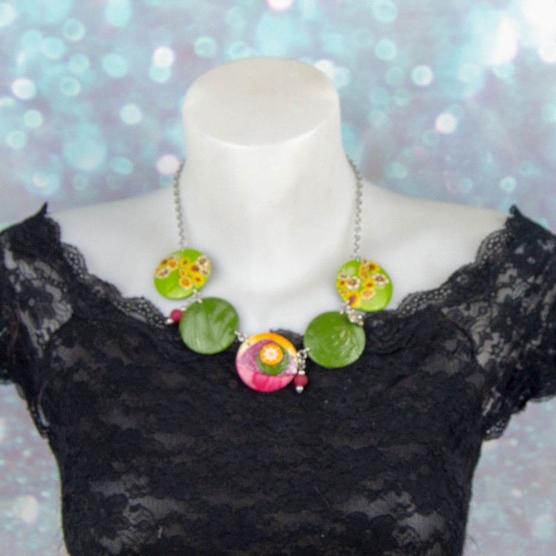 Des fleurs façon millefiori et des textures subtiles pour un style unique. Des fleurs façon millefiori et des textures subtiles pour un style unique.