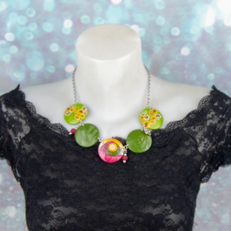 Des fleurs façon millefiori et des textures subtiles pour un style unique.