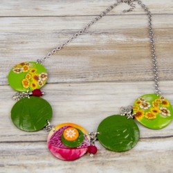 Une lentille centrale travaillée en superposition : la star du collier !