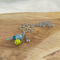 détail des perles polymère, pendentif fleur en métal acier inoxydable. Perles bleue à pois, perle vert pistache