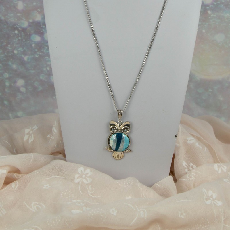 Boucles d'oreille longue, effet transparent, tons bleu, perle en verre effet givré. Boucles d'oreille longue, effet transparent, tons bleu, perle en verre effet givré.