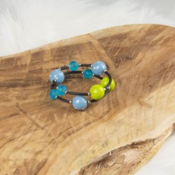 Modèle A, bracelet enroll'moi collection Fjord. 3 perles polymère bleues à pois, 2 verts pistache. Perles de verre