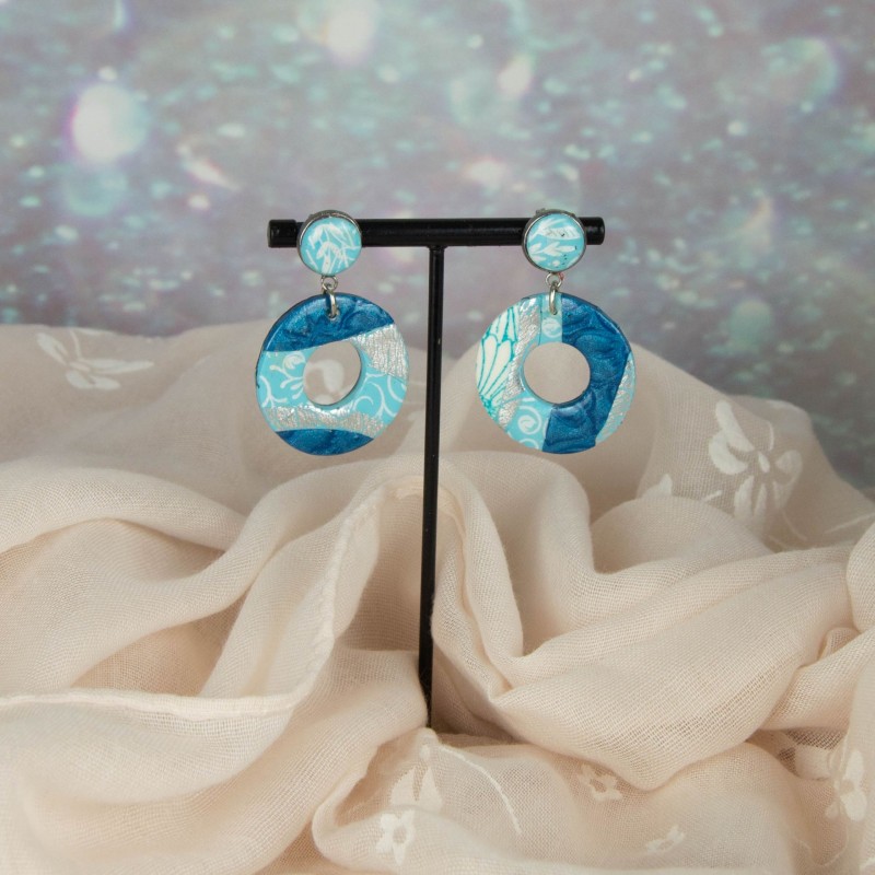Un duo de textures et de couleurs pour des boucles qui ne laissent personne indifférent. Un duo de textures et de couleurs pour des boucles qui ne laissent personne indifférent.