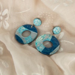 Des boucles d’oreilles pleines de mouvement et de contraste, pour un look libre et vibrant.