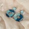 Des boucles d’oreilles pleines de mouvement et de contraste, pour un look libre et vibrant.