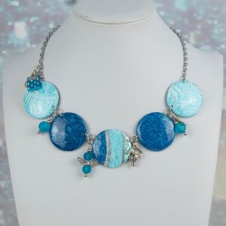 Collier signature bleu en polymère – Collection Reflet de bleu | Bijou artisanal élégant