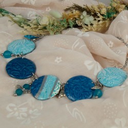 Collier signature bleu en polymère – Collection Reflet de bleu | Bijou artisanal élégant