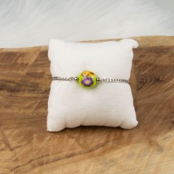 Bracelet sur présentoir, détail des motifs de la perle, collection Mexico