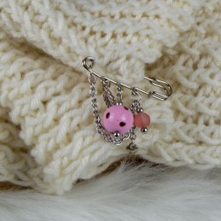 broche sur lainage, perle rose à pois artisanale.