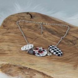 Détail des perles du collier Floe - modèle A, noir et blanc, fleurs rouges