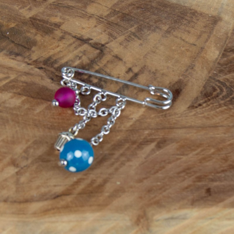 broche, perle bleue à pois en polymère, pampilles et chaine. Epingle à nourrice 50mm de long