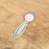 Cabochon rose aux pois argentés – Gros plan sur le détail.