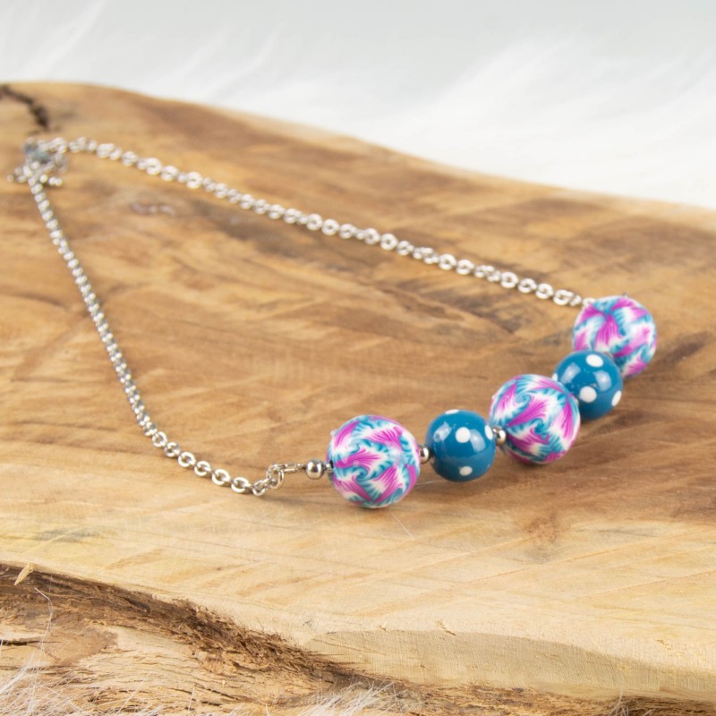 Collier aux 5 perles assorties, aux motifs différents et lumineux.
Chaine acier inoxydable
