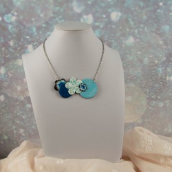 Un collier comme une fresque, où chaque forme raconte une histoire.