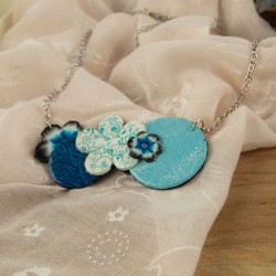 Détail sur les textures, les fleurs, les jeux de bleus et les reflets subtils.