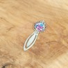 Un cabochon hypnotique, sculpté avec soin, qui capte la lumière et l’imagination.
