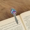 Un marque-page qui ne glisse pas, ne plie pas, mais qui ajoute une touche d’élégance entre deux pages.