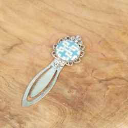 Un détail qui fait tout – Zoom sur le cabochon travaillé main, un motif celtique intemporel.