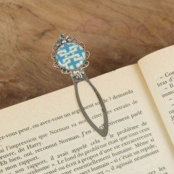 Un bijou entre les pages – Glissé dans un roman, ce marque-page allie élégance et fonctionnalité.