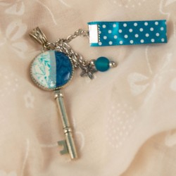 Zoom sur la rencontre entre bleu profond, turquoise lumineux et feuille argentée craquelée.